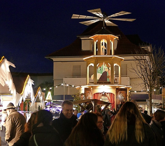 Die groe Weihnachtspyramide ist das W... des Bad Korzinger Weihnachtsmarktes.   | Foto: Frank Schoch