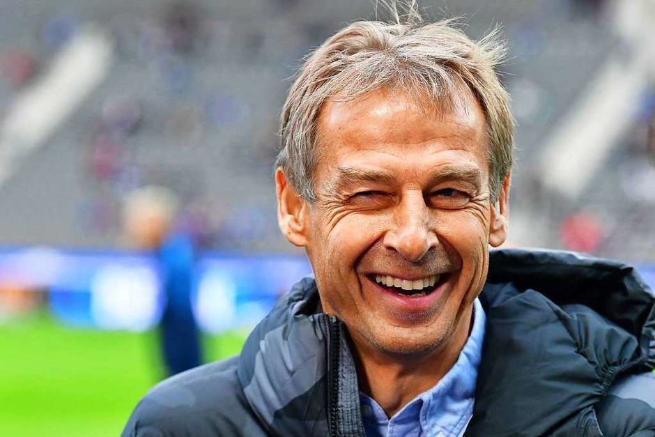 Vor dem Anpfiff: Herthas Coach Jürgen Klinsmann hat gut lachen, offenbar wusste der gebürtige Göppinger schon, dass das Spiel mit einem 1:0 für sein Team enden würde. (Foto: Soeren Stache (dpa)) Vor dem Anpfiff: Herthas Coach Jürgen Klinsmann hat gut lachen, offenbar wusste der gebürtige Göppinger schon, dass das Spiel mit einem 1:0 für sein Team enden würde. (Foto: Soeren Stache (dpa))