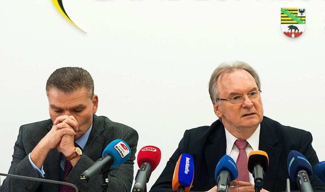 Holger Stahlknecht (l, CDU), Innenmini...geben eine Pressekonferenz im Landtag.  | Foto: Klaus-Dietmar Gabbert (dpa)