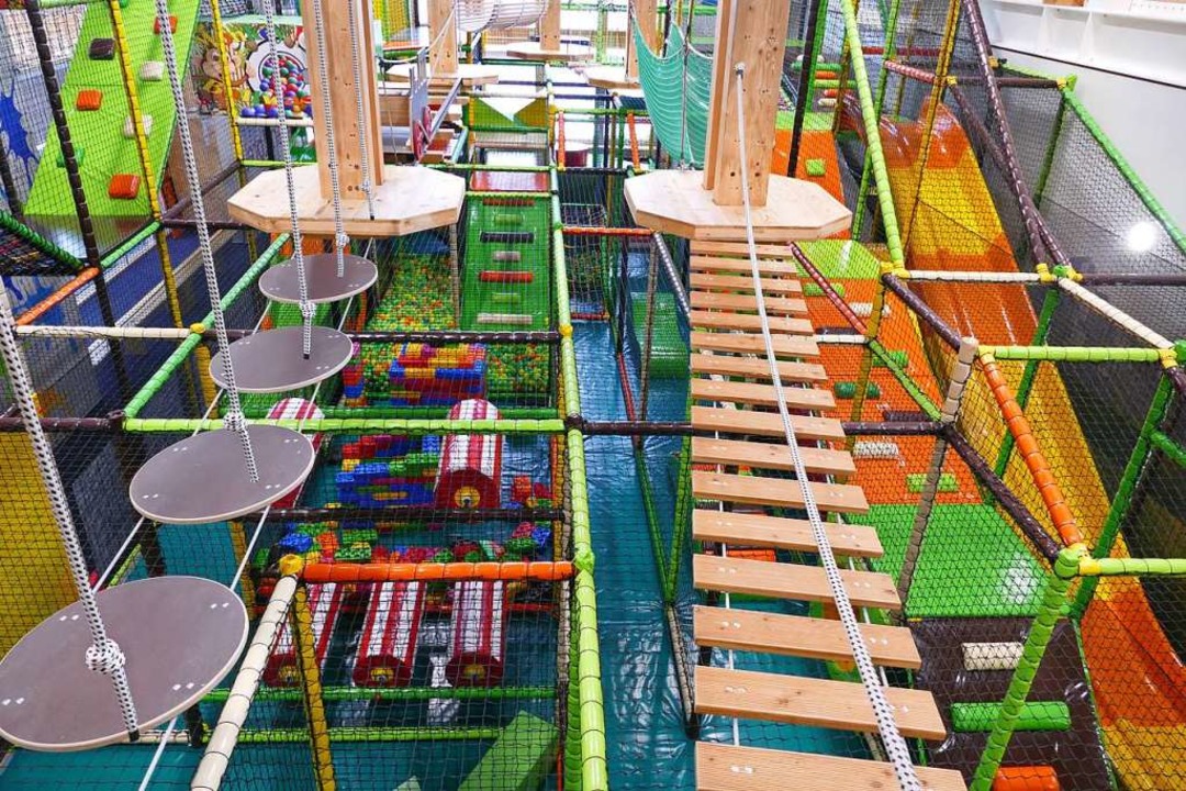 Sicherungsnetze trennen den Indoor Hoc...r Kinder von zwei bis zwlf Jahren ab.  | Foto: Ralf Morys