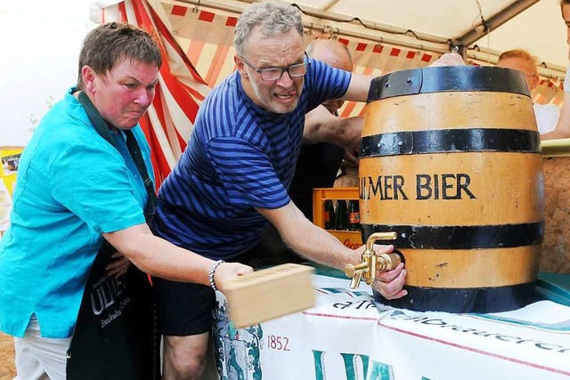 Jrgen Binder und Ortsvorsteherin Ria ... Dorffest 2015 das erste Fass Bier an.  | Foto: WOLFGANG KUENSTLE               