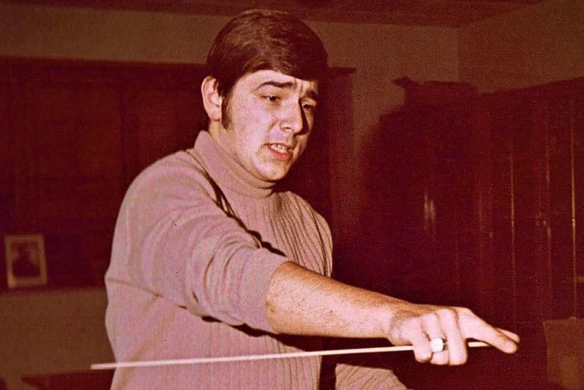 Peter Kupfer 1971, als er als junger Dirigent den Kirchenchor geleitet hat  | Foto: privat
