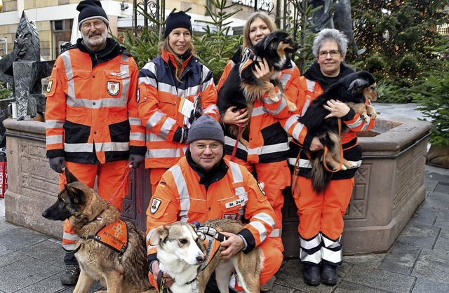 Die potenziellen Lebensretter mit ihre...nhfer mit Amy, Manuela Rees mit Luna   | Foto: Puppe