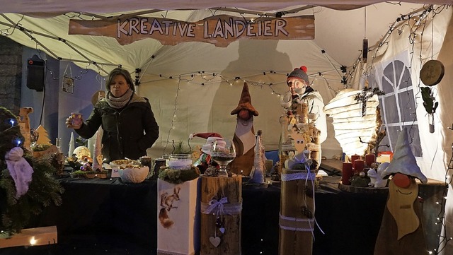 Recycling der besonderen Art boten die... Weihnachtsmarkt  schnell vergriffen.   | Foto: Hans-Jrgen Sackmann