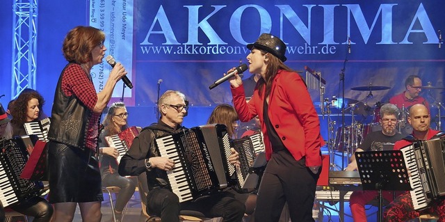 Das Akonima-Orchester mit den Sngerin...gitte Licini (links) und Nicole Kropf   | Foto: Michael Gottstein