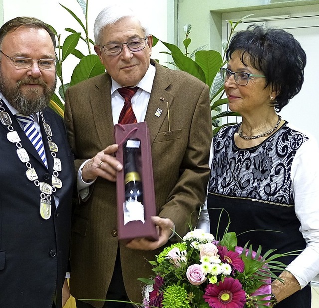 Brgermeister Hagenacker (l.) verabsch...Luckmann; rechts dessen Frau Christa.   | Foto: Aribert Rssel