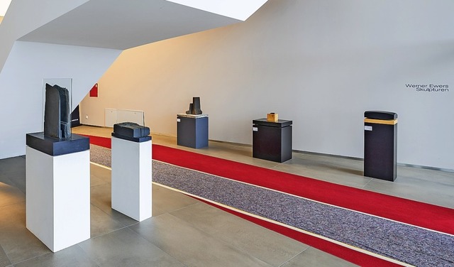 Wechselnde Ausstellungen zeigen Werner Ewers&#8217; Werke im  Forum am Rhein.   | Foto: Hubert Grimmig