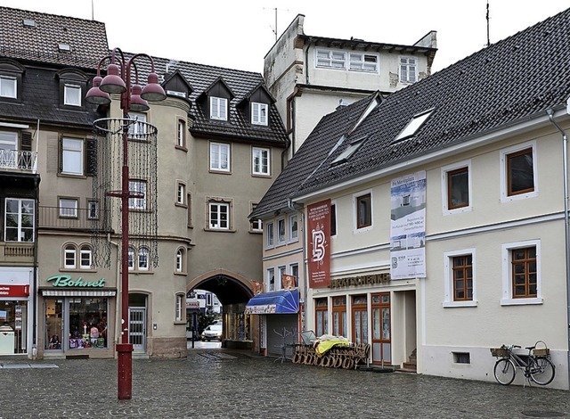 Die alte Marktschenke (rechts)  wird einem Neubau weichen.    | Foto: Christoph Breithaupt