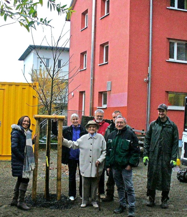 Ein neuer Baum frs Rote Haus: Das Bil...lieder des Frdervereins  Rotes Haus.   | Foto: Verein