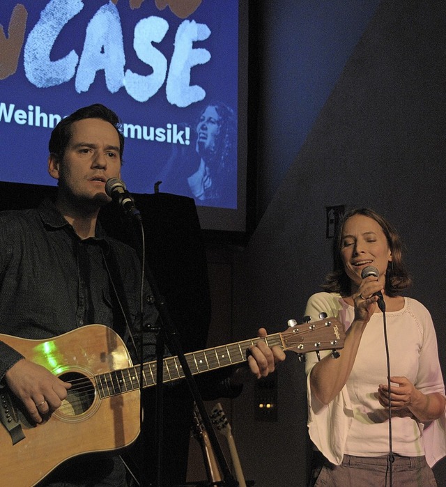 Marc und Silvi Egls boten Weihnachtslieder zur Akustikgitarre.  | Foto: Regine Ounas-Krusel