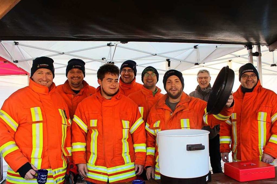 Gut gelaunt schenkte die Löffinger Feuerwehr den von der Bahn gespendeten Glühwein an die Taufgäste aus. (Foto: Christa Maier) Gut gelaunt schenkte die Löffinger Feuerwehr den von der Bahn gespendeten Glühwein an die Taufgäste aus. (Foto: Christa Maier)