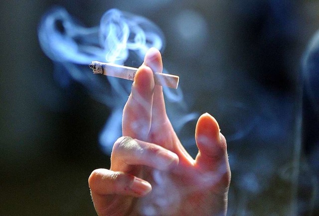 Eine qualmende Zigarette  | Foto: Jens Kalaene
