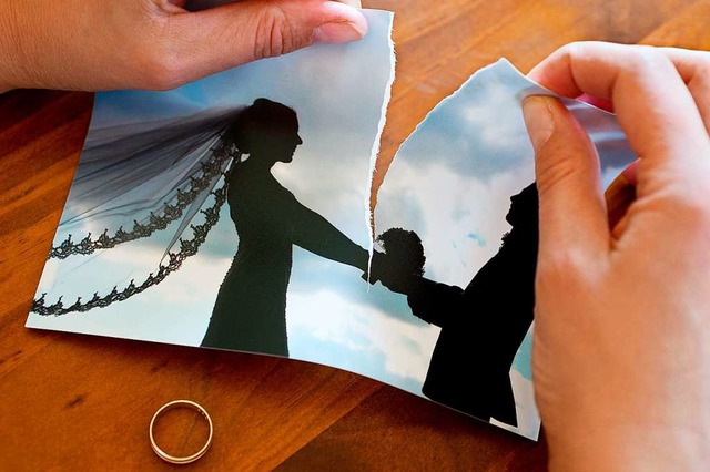 Eine Frau zerreit ihr Hochzeitsfoto.  | Foto: Patrick Pleul