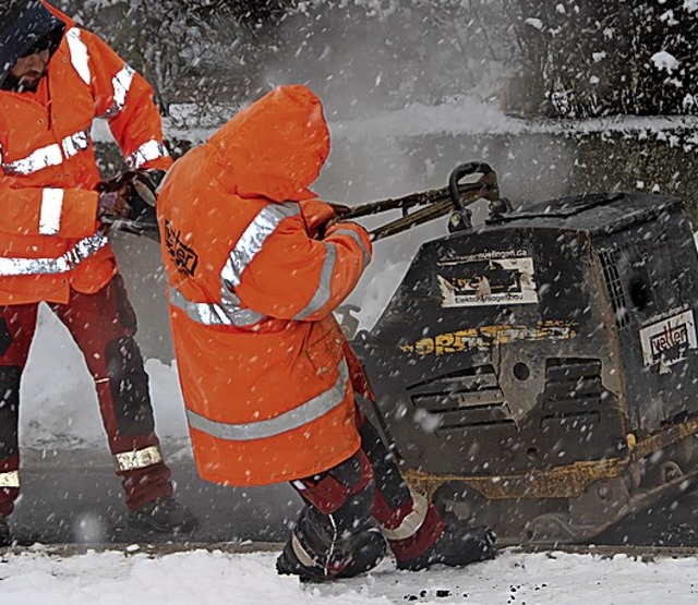 Trotz Schnee asphaltierten Bauarbeiter in Donaueschingen einen Gehweg.   | Foto:  Niederberger, Holger