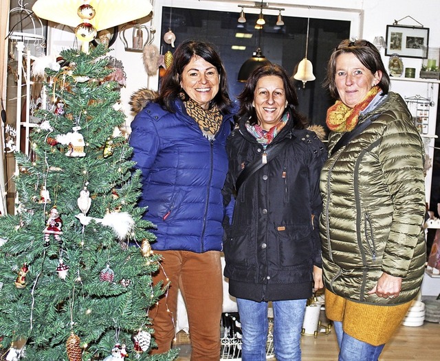 Beim Glhwein- und Geschenkle-Markt ru...ch die Geschfte voll auf ihre Kosten.  | Foto: Ralph Lacher