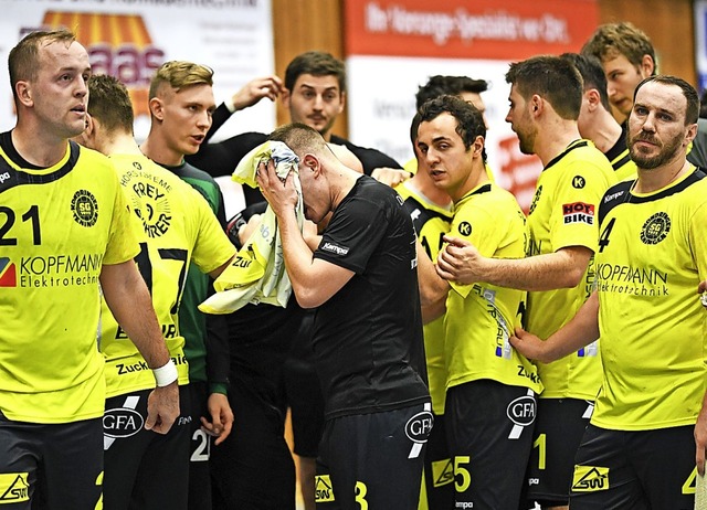 Enttuschung bei den SG-Handballern nach Spielschluss   | Foto: Patrick Seeger