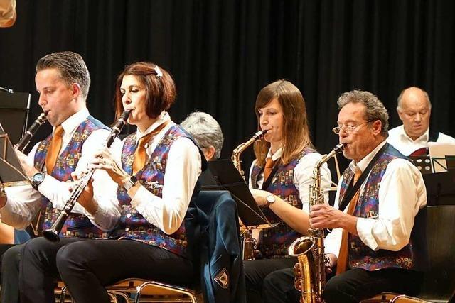 Dirigent Kai Trimpin feiert eine gelungene Premiere bei der Weiler Stadtmusik