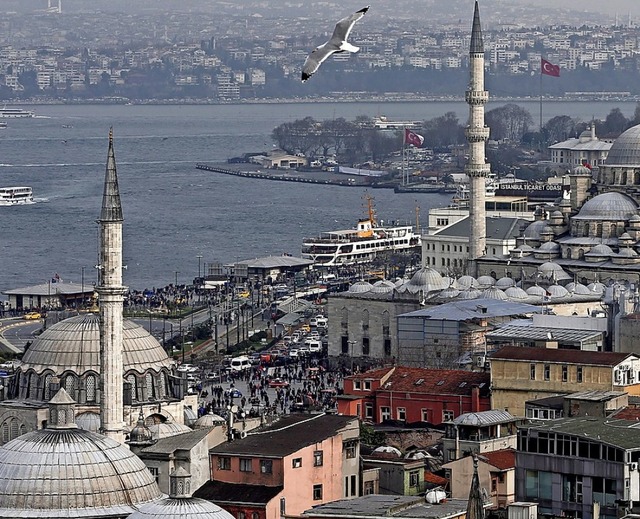 Ein neuer Kanal soll den Bosporus, der... teilt, als Schifffahrtsweg entlasten.  | Foto: Sedat Suna