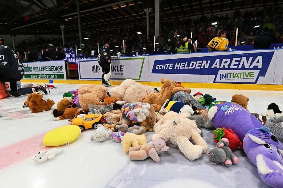 Teddy-Bear-Toss beim EHC Freiburg in der Echte-Helden-Arena (Foto: Achim Keller) Teddy-Bear-Toss beim EHC Freiburg in der Echte-Helden-Arena (Foto: Achim Keller)