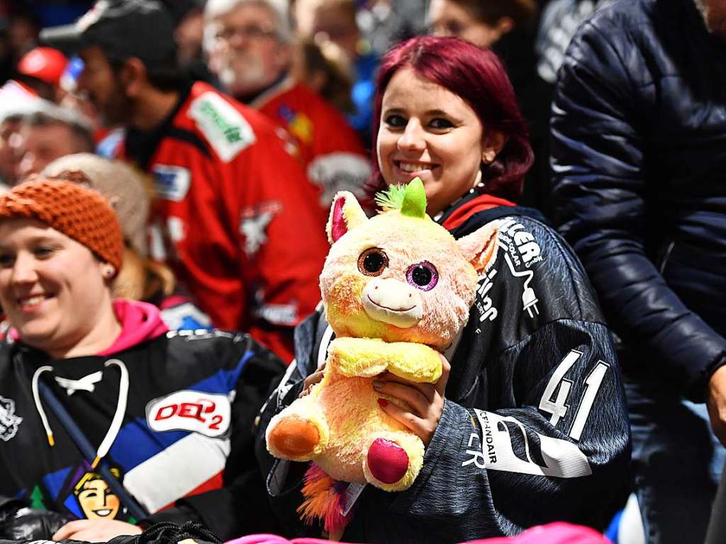 Teddy-Bear-Toss beim EHC Freiburg in der Echte-Helden-Arena