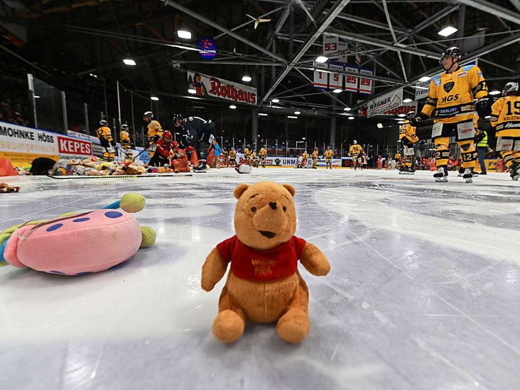 Teddy-Bear-Toss beim EHC Freiburg in der Echte-Helden-Arena