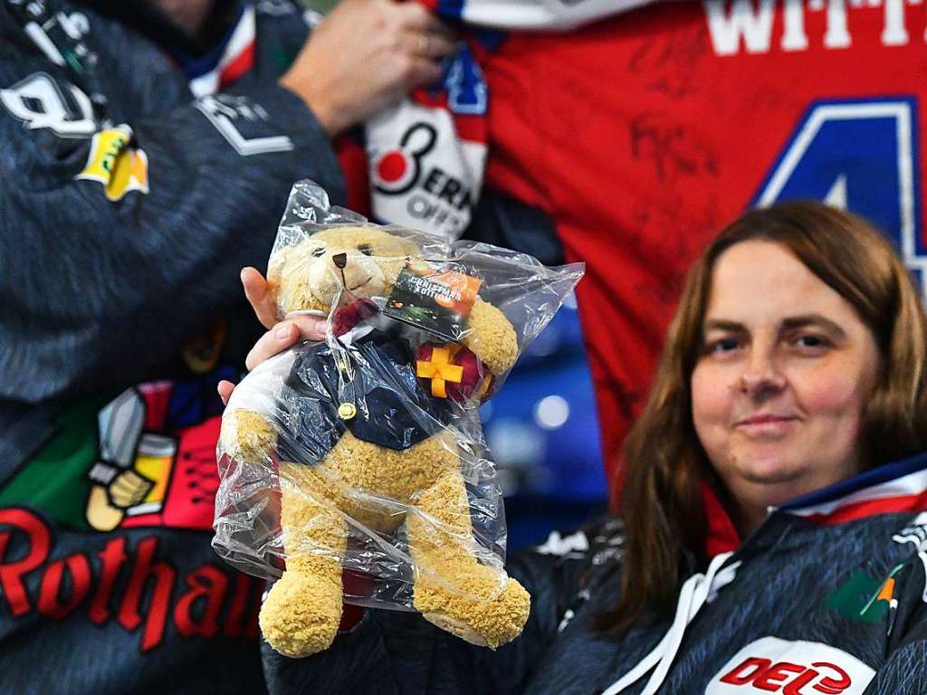 Teddy-Bear-Toss beim EHC Freiburg in der Echte-Helden-Arena