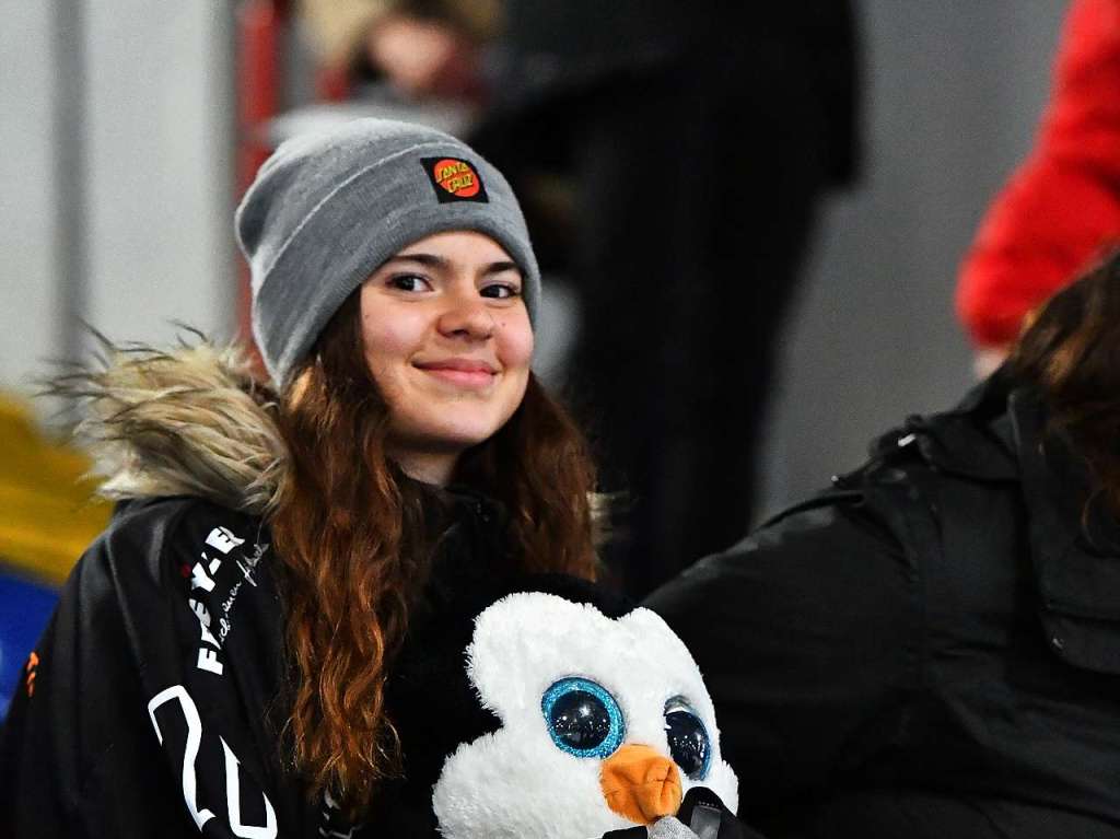 Teddy-Bear-Toss beim EHC Freiburg in der Echte-Helden-Arena