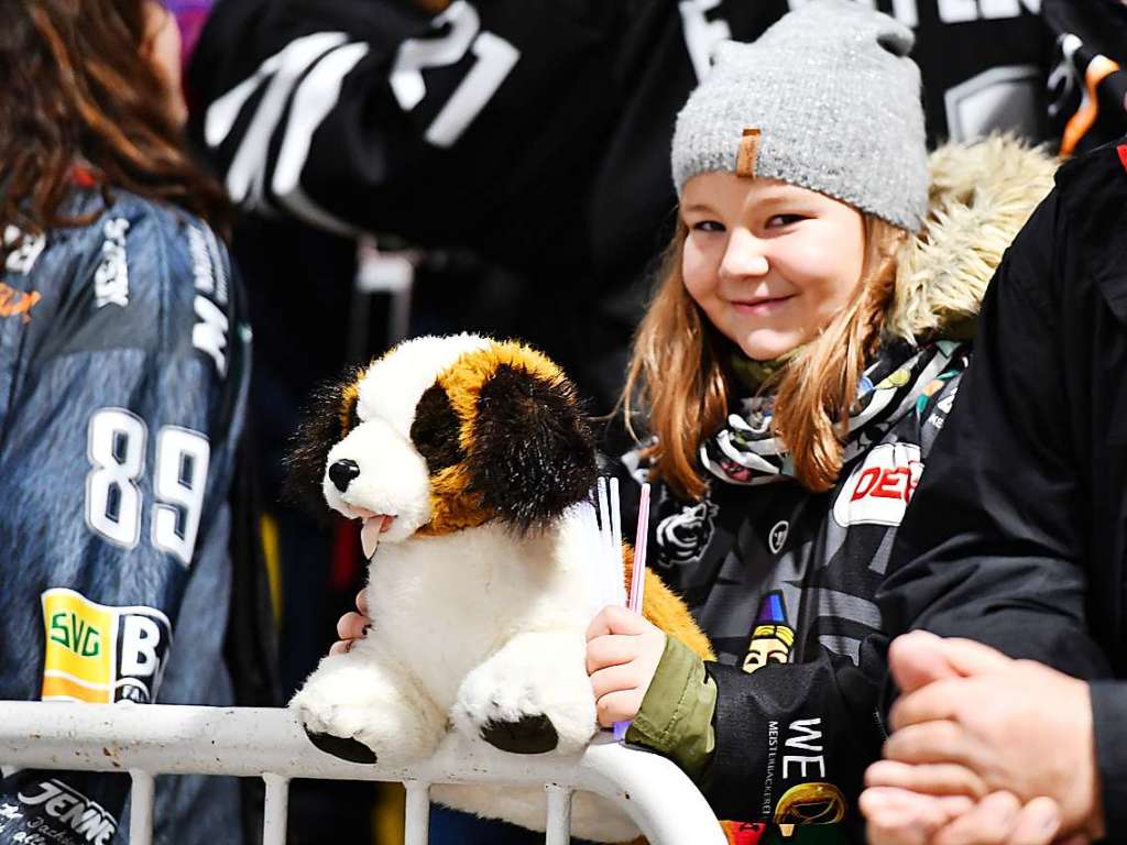 Teddy-Bear-Toss beim EHC Freiburg in der Echte-Helden-Arena