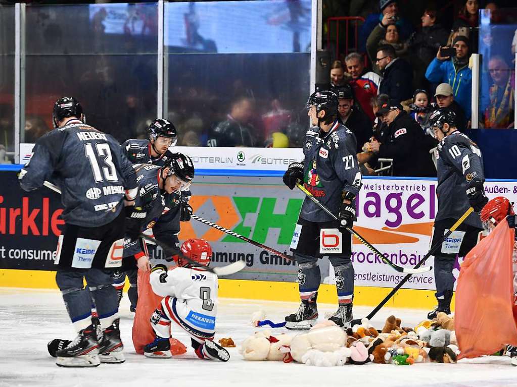 Teddy-Bear-Toss beim EHC Freiburg in der Echte-Helden-Arena