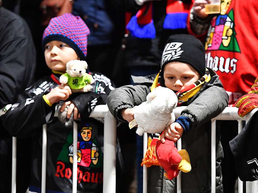 Teddy-Bear-Toss beim EHC Freiburg in der Echte-Helden-Arena