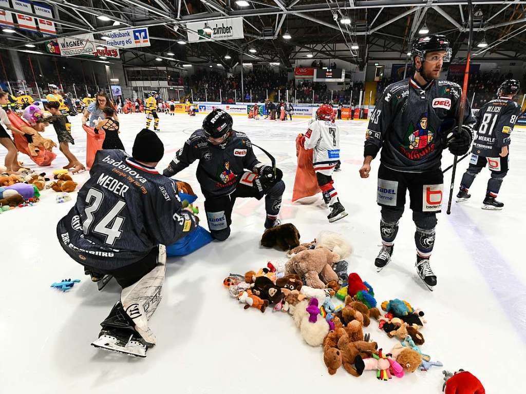 Teddy-Bear-Toss beim EHC Freiburg in der Echte-Helden-Arena