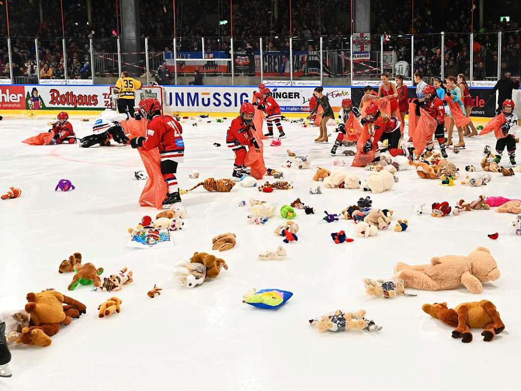 Teddy-Bear-Toss beim EHC Freiburg in der Echte-Helden-Arena