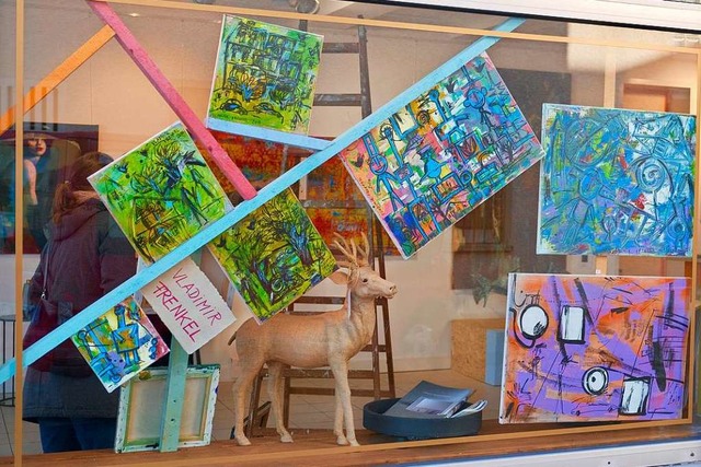 Bilder von Vladimir Frenkel im Schaufenster der Pop Up Galerie.  | Foto: Ansgar Taschinski