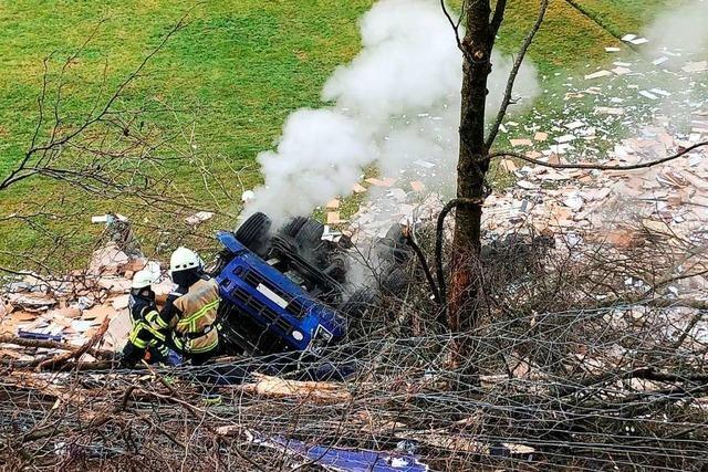 Lkw durchbricht Leitplanke und berschlgt sich am Hang