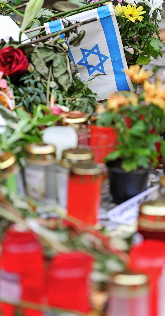 Nach dem Anschlag in Halle wurden Blumen und Kerzen vor der Synagoge abgelegt.   | Foto: Jan Woitas