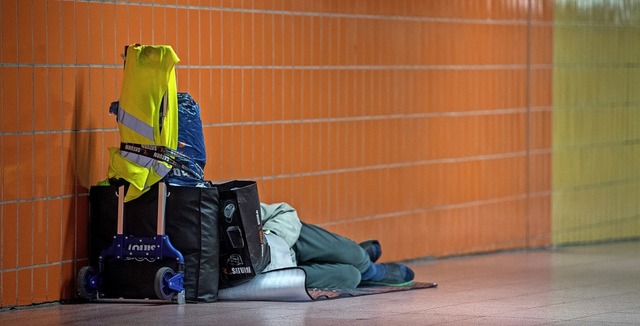 Ein Obdachloser liegt ohne Decke in einer Stuttgarter Unterfhrung.  | Foto: Sebastian Gollnow