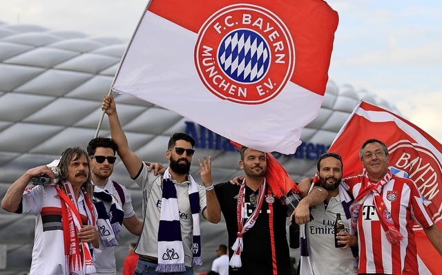 Bayern-Fans vor der Allianz-Arena in Mnchen  | Foto: Andreas Gebert