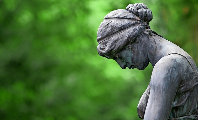 In Trauer: Eine Steinskulptur auf einem Friedhof  | Foto: eyetronic - stock.adobe.com