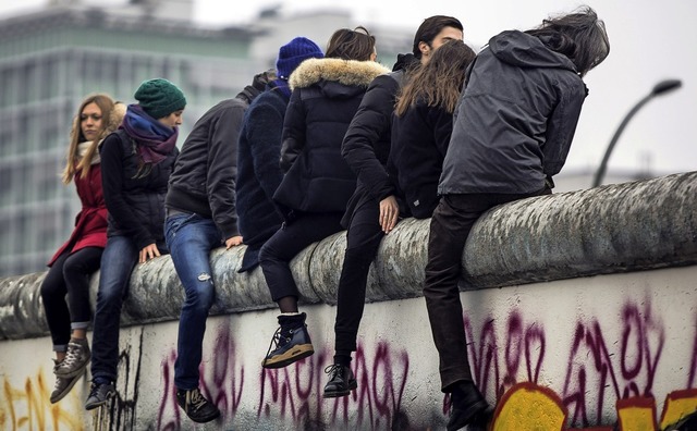 Junge Leute sitzen auf einem Restteil ..., von der DDR-Fhrung geffnet wurde.   | Foto: Maja Hitij