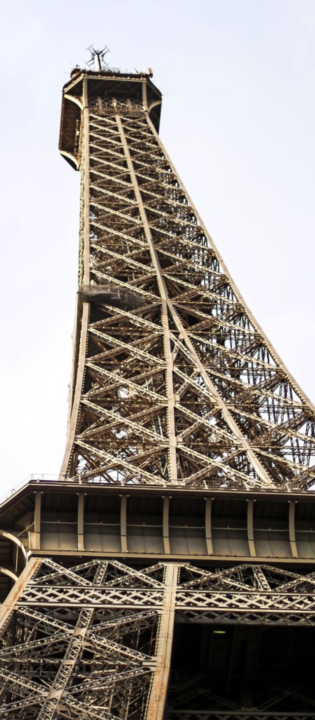324 Meter ragt der Eiffelturm in den Pariser Himmel hinein.  | Foto: Philipp - stock.adobe.com