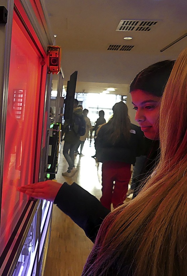 Zwei Schlerinnen testen eine Lichtsch... die Smart Button Factory hinter Glas.  | Foto: Saskia Bhrer