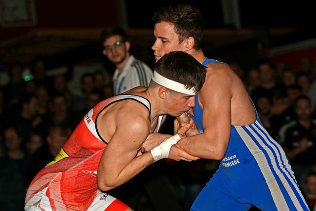 Der Schuttertler Luca Munz (links) siegte knapp nach Punkten gegen  Simon Volk.  | Foto: Pressebro Schaller
