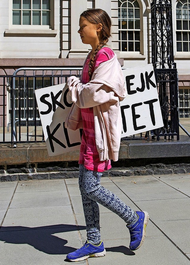 Greta Thunberg mit Protestplakat unterm Arm  | Foto: Eduardo Munoz Alvarez (dpa)
