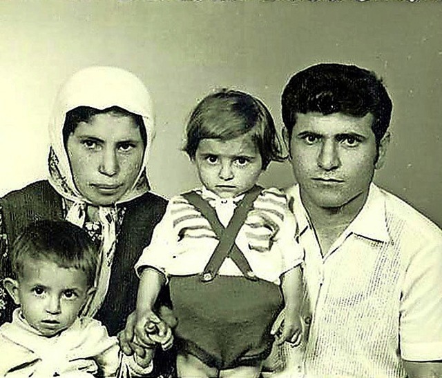 Melikes Grovater mit seiner Frau und seinen Kindern  | Foto: privat