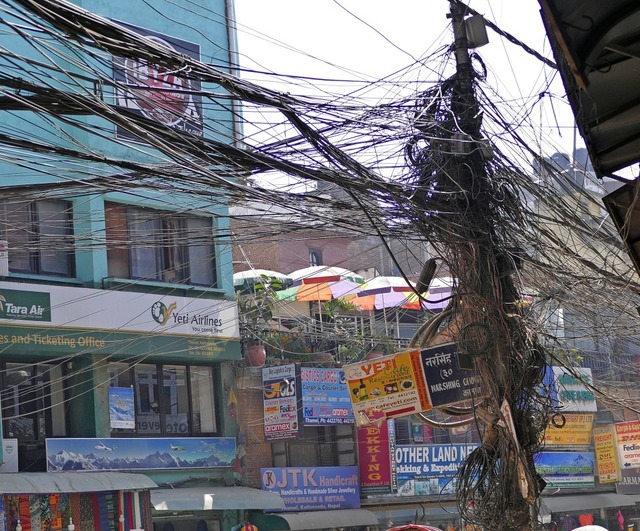 Ein Mast, viele Kabel: Strom fliet durch Kathmandu kreuz und quer.   | Foto: Schatz