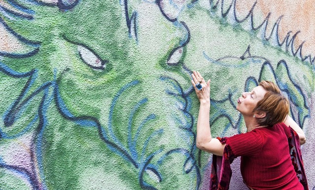 Kuscheln mit Monster: Petra Gack vor einem Graffiti-Ungeheuer   | Foto: OLAF HERZOG