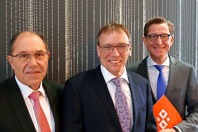 Die Sparkassenvorstnde (von links): K...der Vorstellung der Jahresbilanz 2018.  | Foto: Willi Adam
