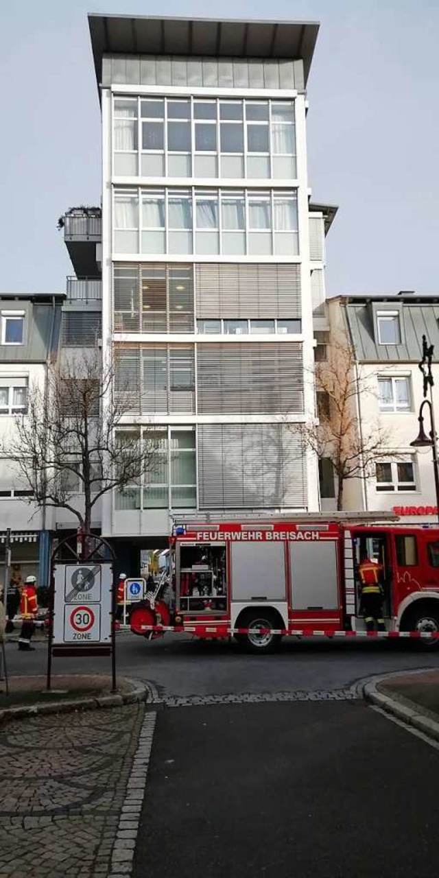 Die  Feuerwehr suchte in dem Gebude i... Ursache fr den verdchtigen  Geruch.  | Foto: Angela Grttner
