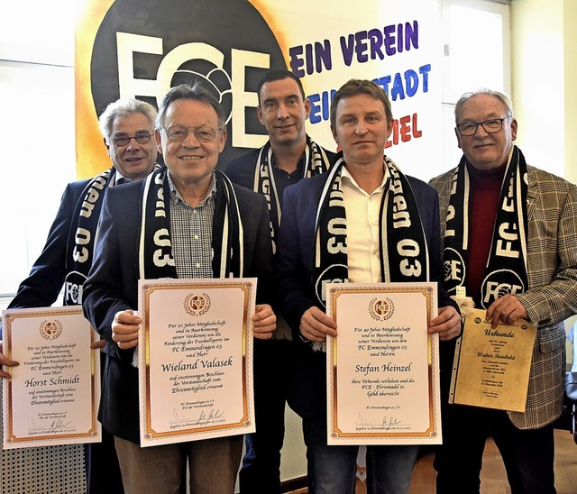 Langjhrige Mitglieder wurden beim FCE...hielt die silberne Ehrennadel des FCE.  | Foto: Markus Zimmermann