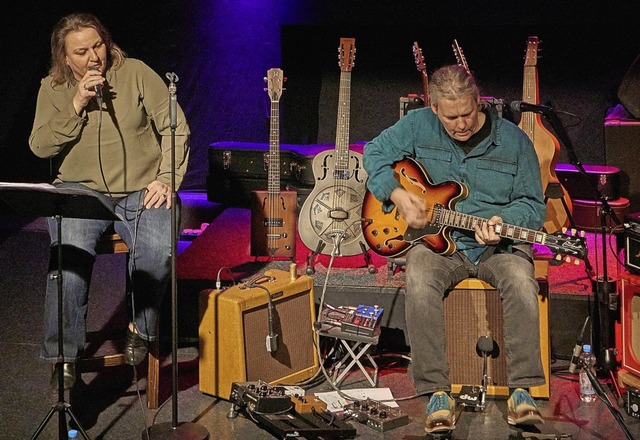 Statt Weihnachtsliedern gab es im Caf...mit Alexis Camara und Kurt Zimmermann.  | Foto: Julia Becker